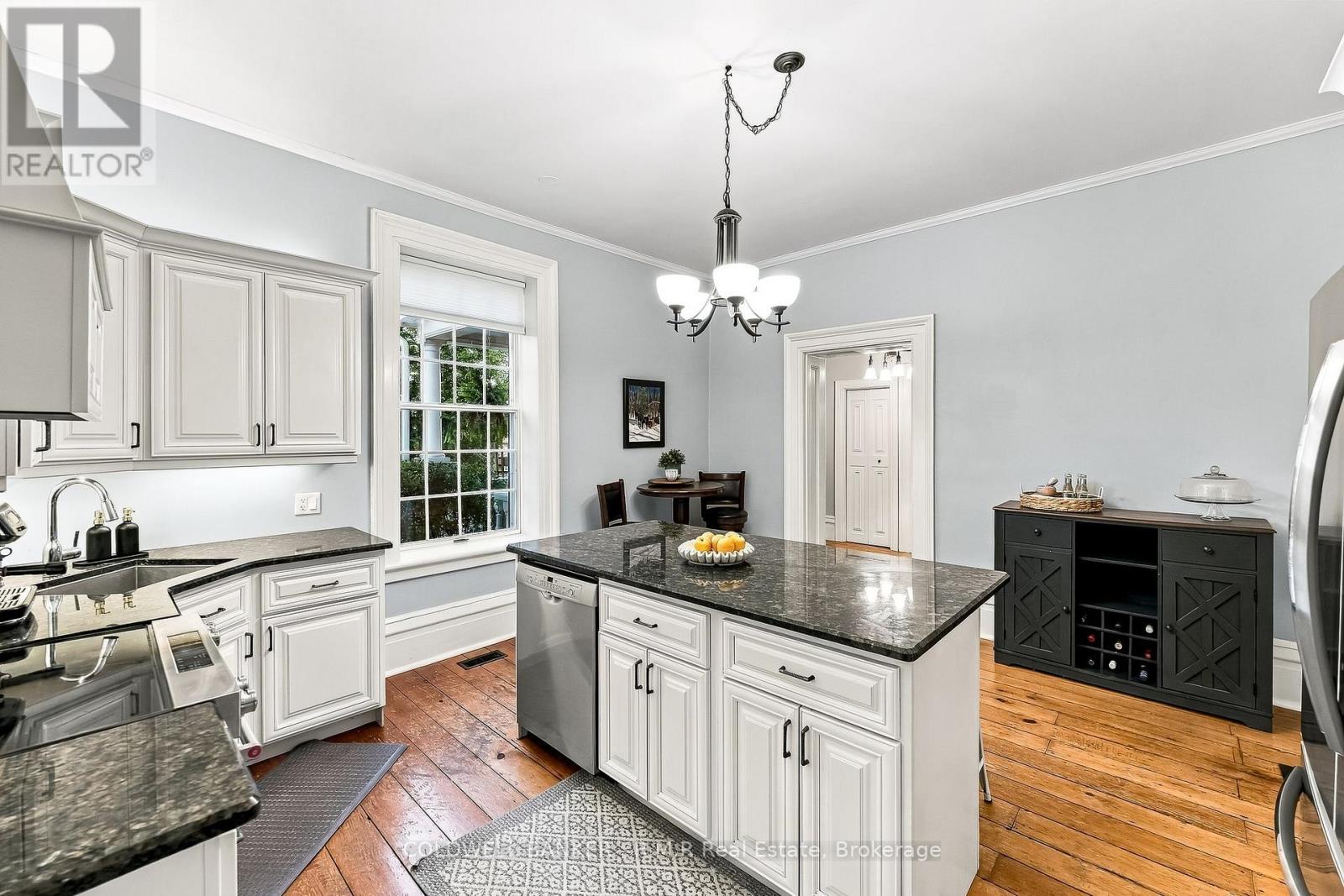 28 University Avenue W Property Photo 15