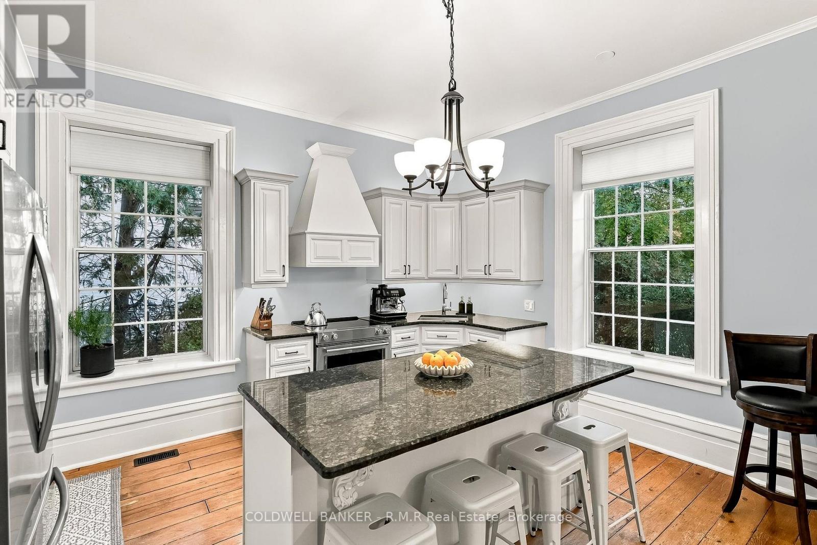 28 University Avenue W Property Photo 16