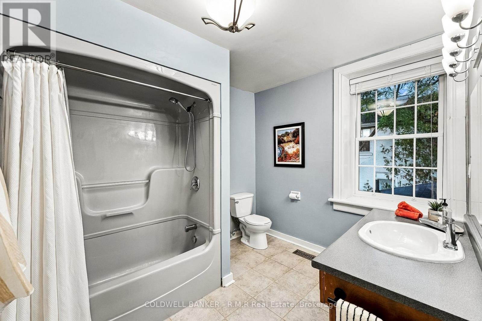 28 University Avenue W Property Photo 29