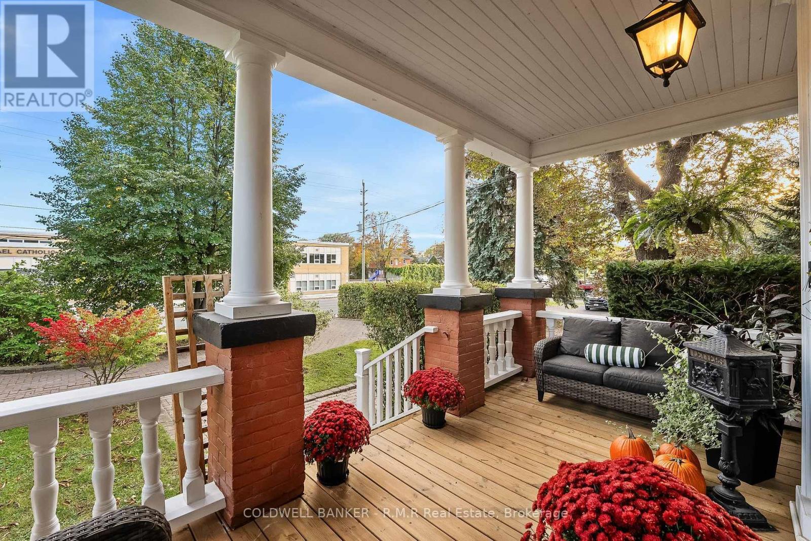 28 University Avenue W Property Photo 43