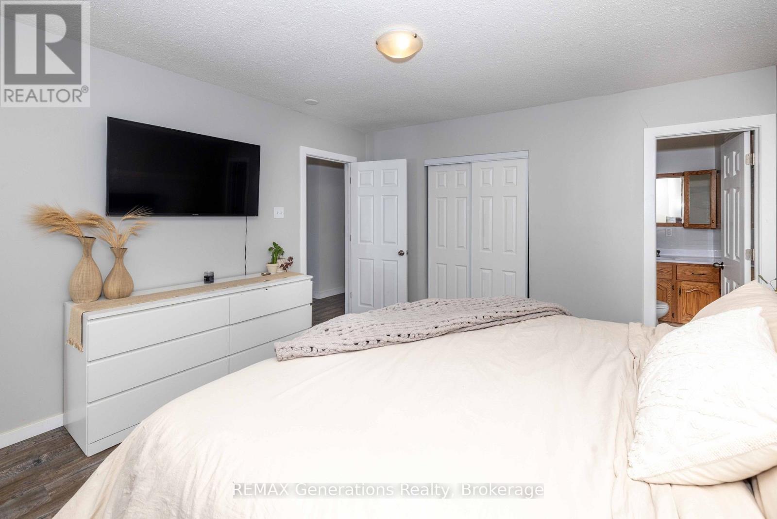 282 Algoma Street N Property Photo 13