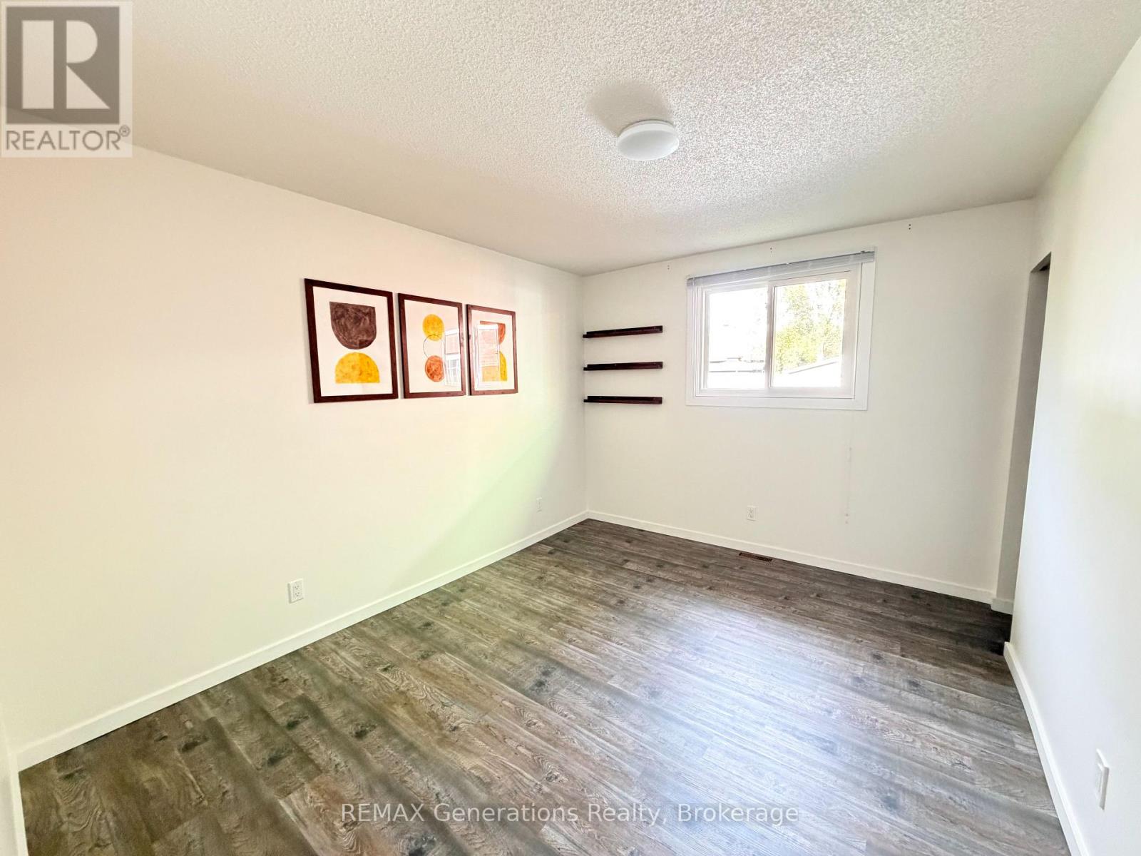 282 Algoma Street N Property Photo 16