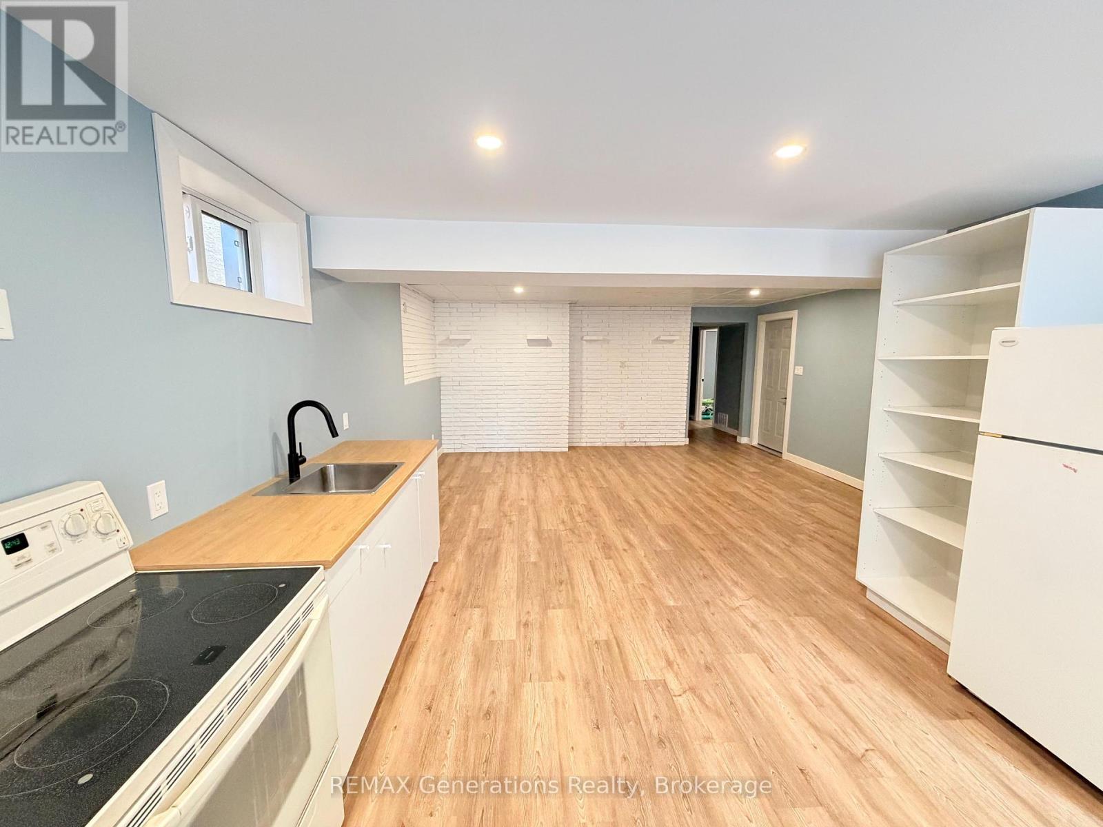 282 Algoma Street N Property Photo 19