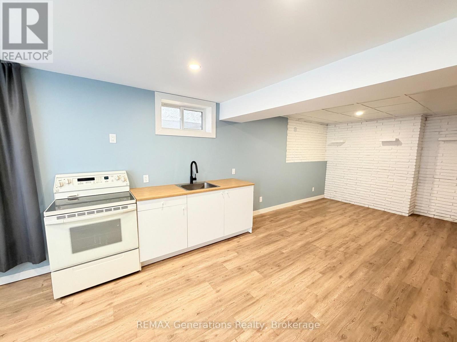 282 Algoma Street N Property Photo 20