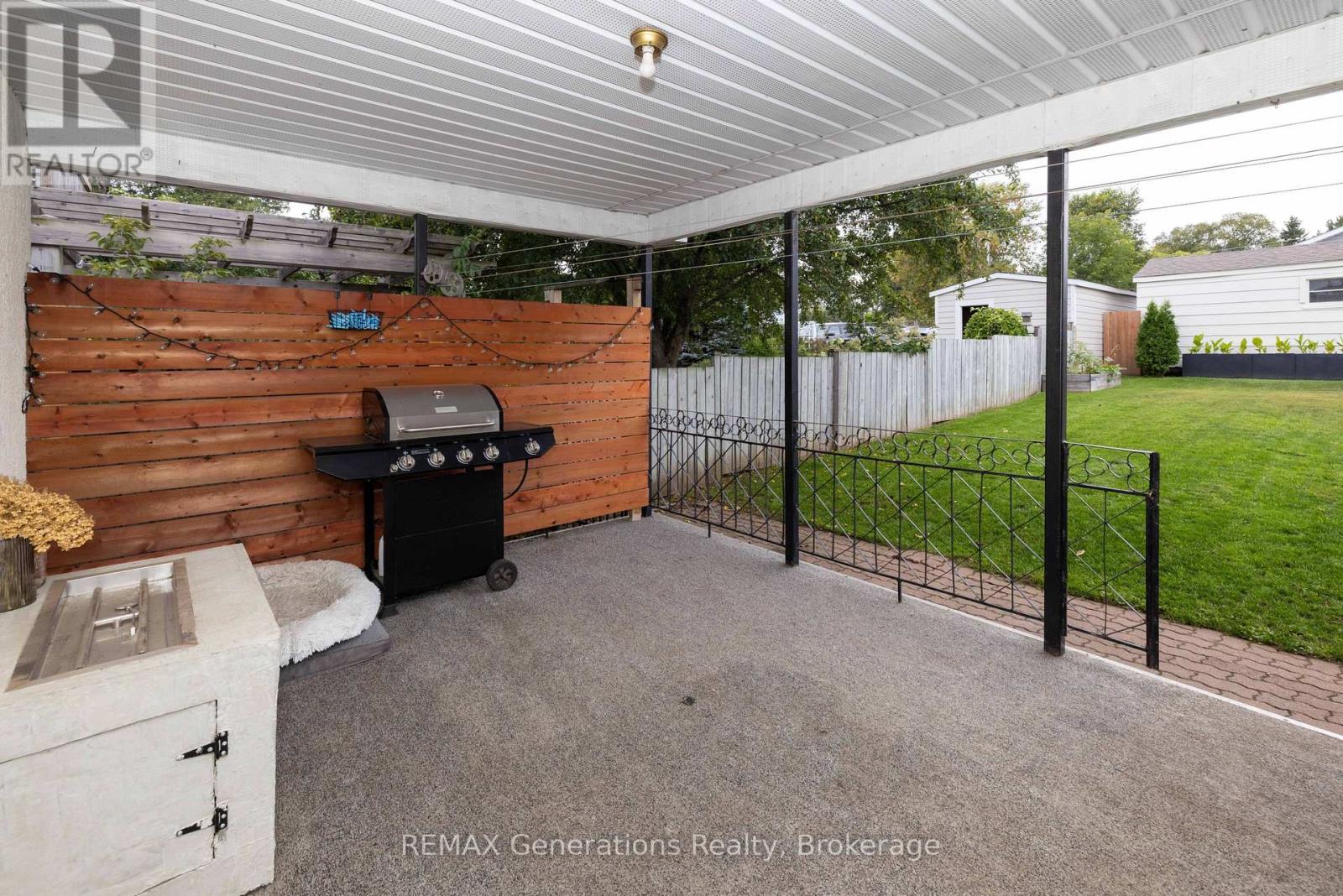 282 Algoma Street N Property Photo 28