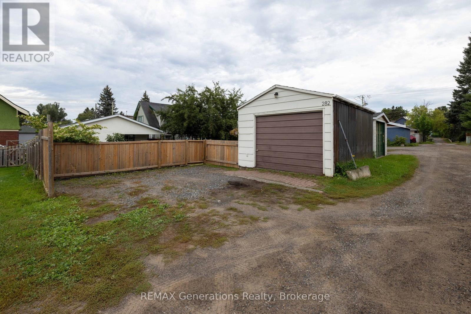 282 Algoma Street N Property Photo 29