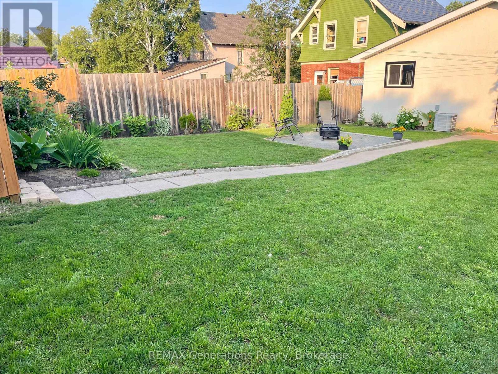 282 Algoma Street N Property Photo 37