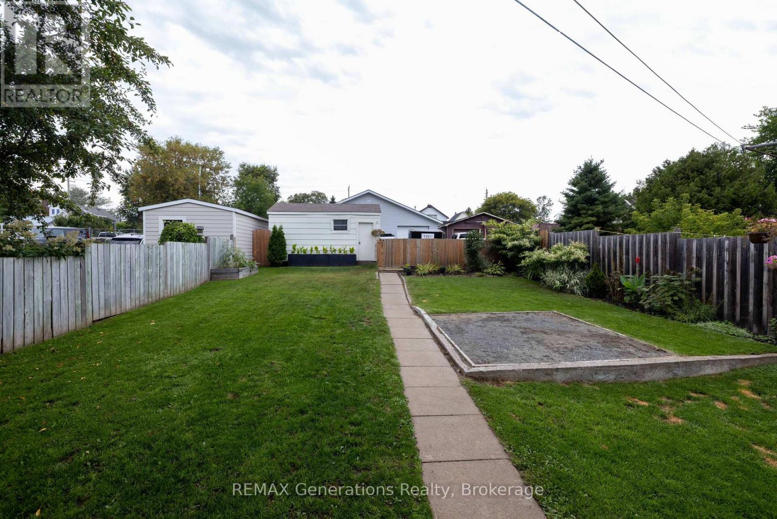 282 Algoma Street N Property Photo 38