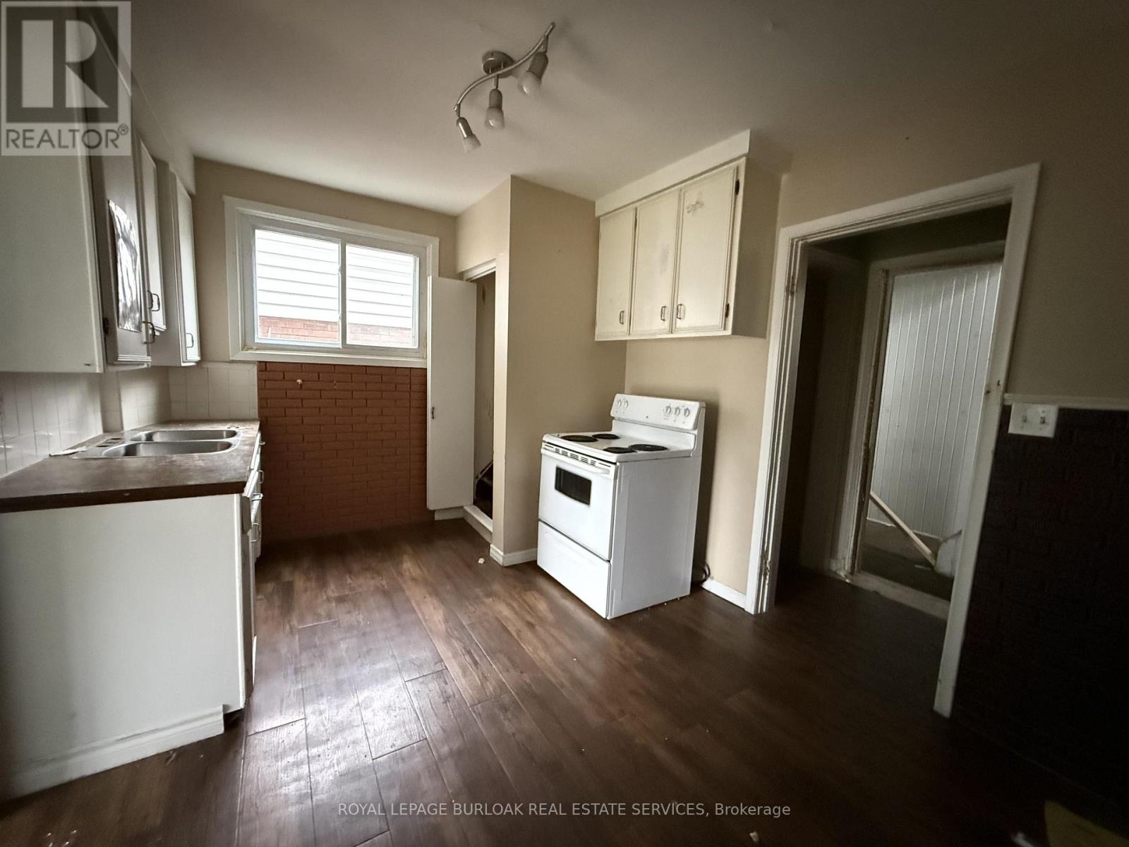 169 Huron Street Property Photo 6