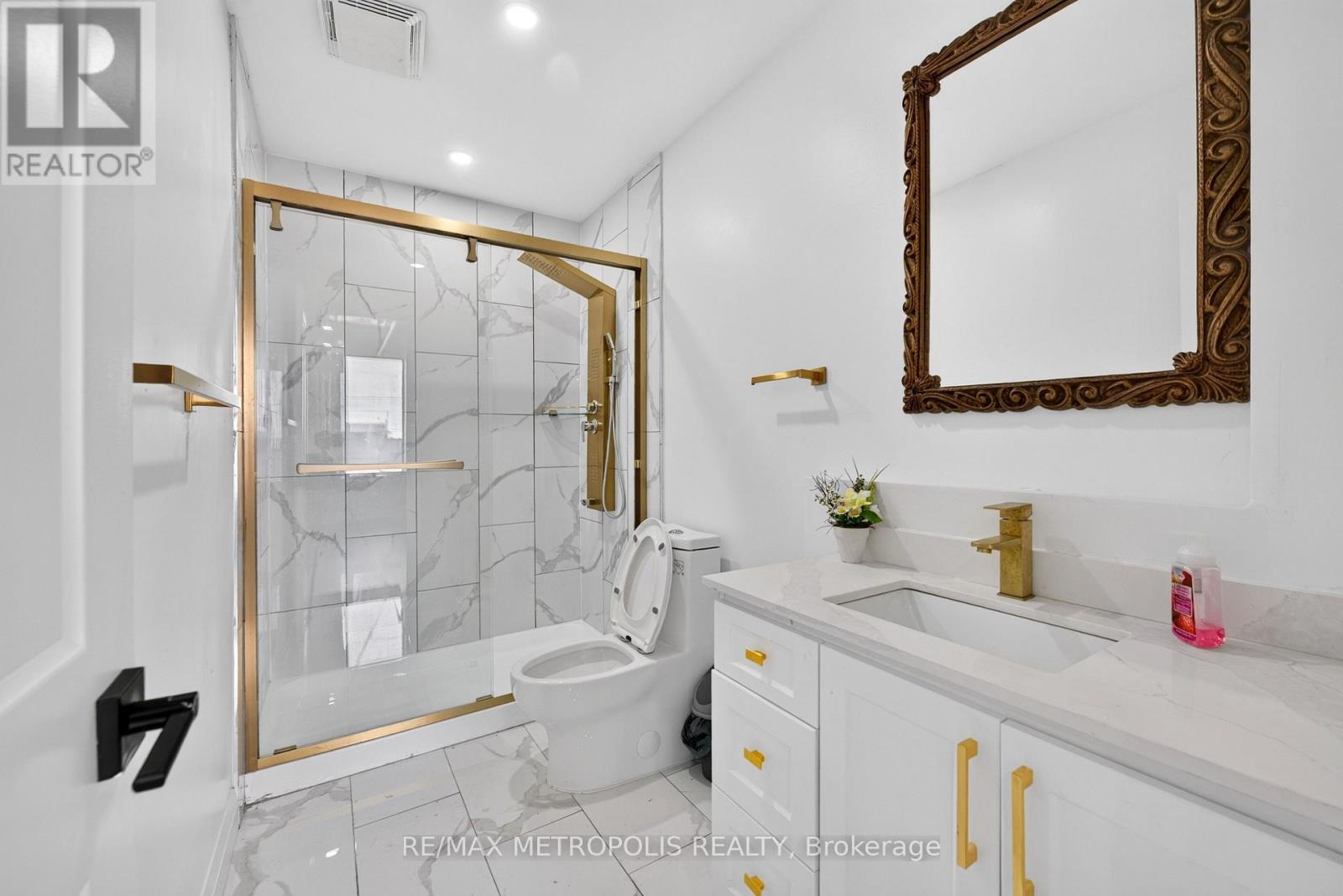 551 York Street Property Photo 9