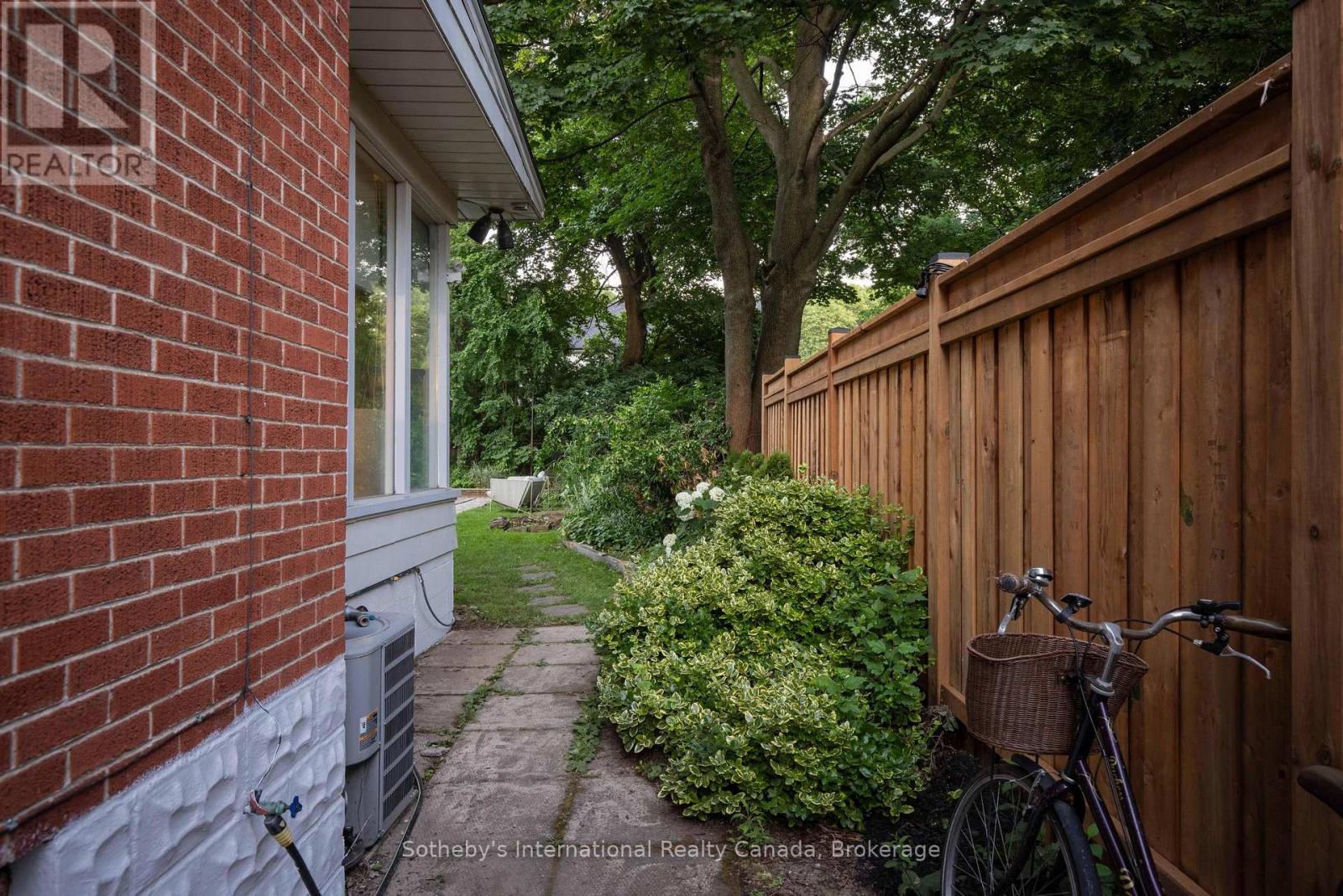 27 Arcade Crescent Property Photo 9