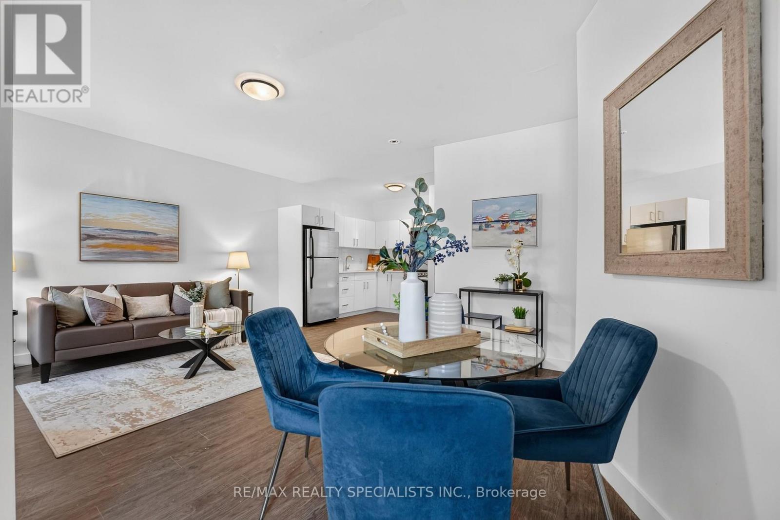 1a - 44 Queenston Street Property Photo 2