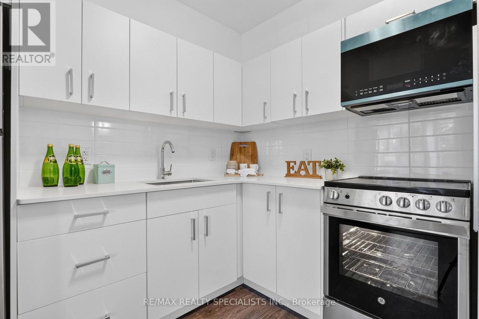 1a - 44 Queenston Street Property Photo 13