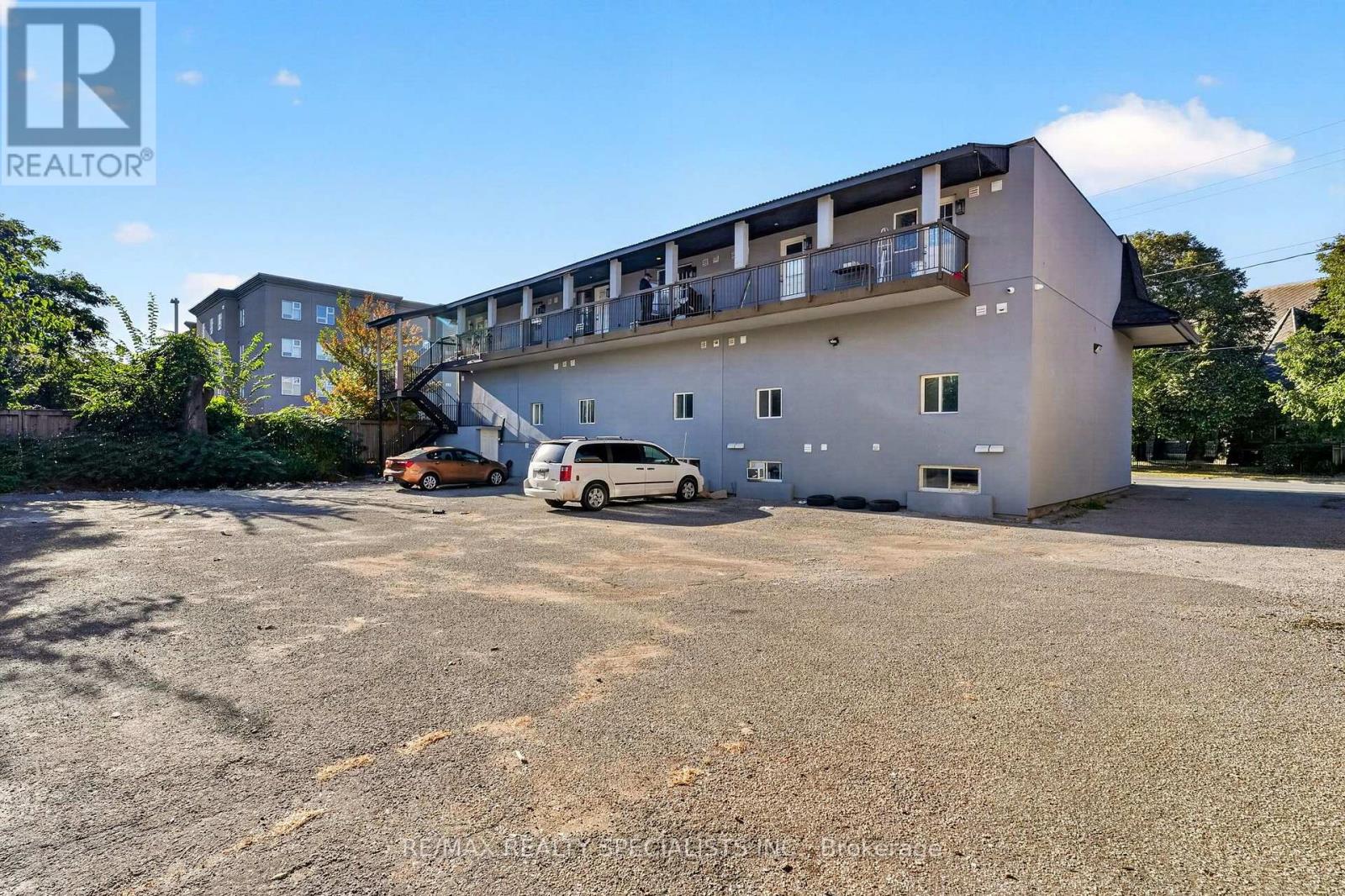1a - 44 Queenston Street Property Photo 26