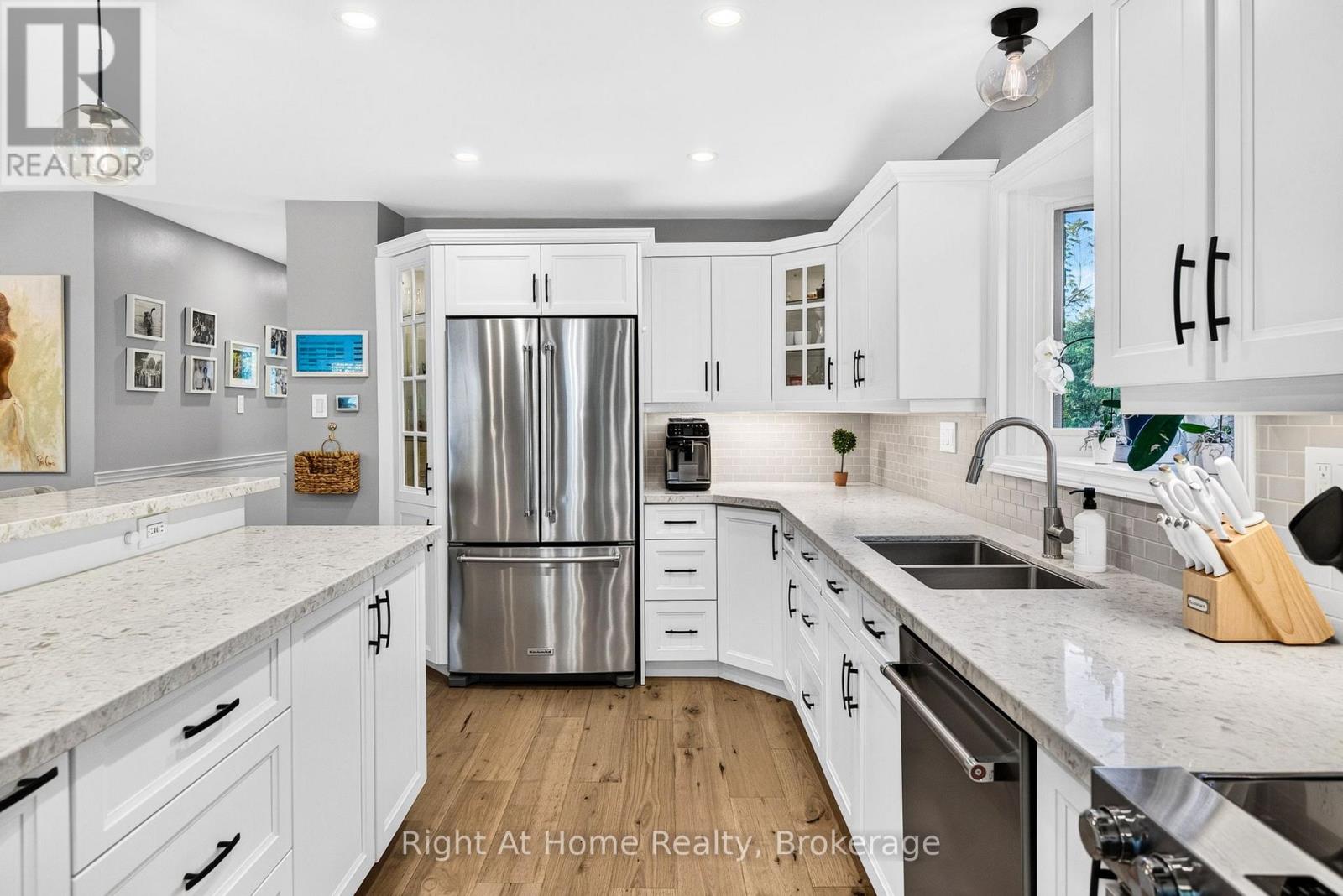 23 Laurendale Avenue Property Photo 8