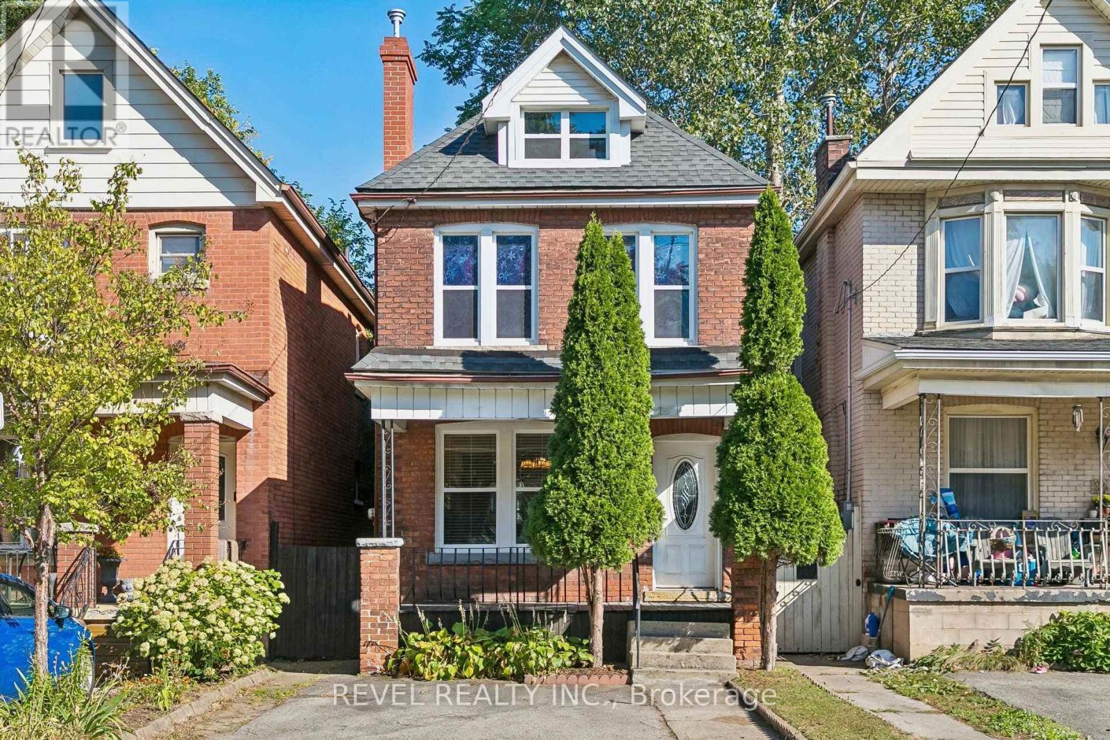 36 Holton Avenue N Property Photo 3