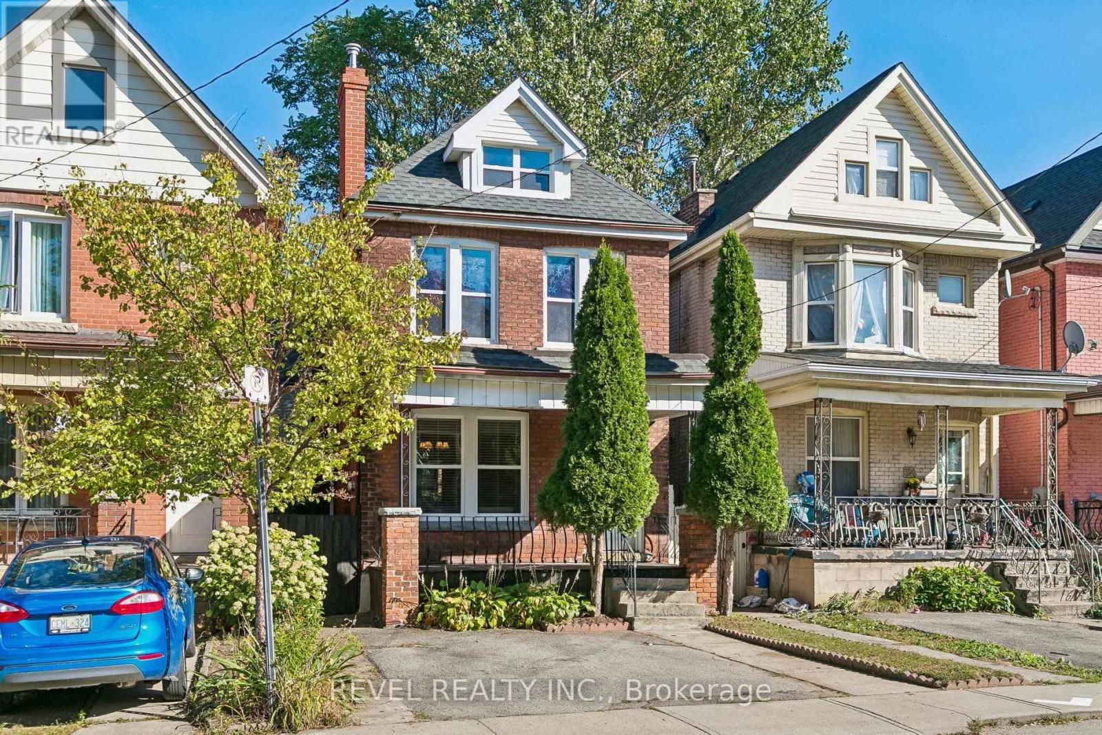 36 Holton Avenue N Property Photo 4