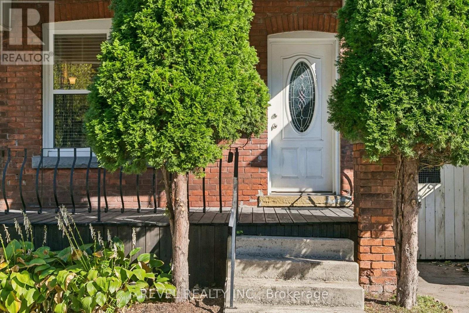 36 Holton Avenue N Property Photo 6