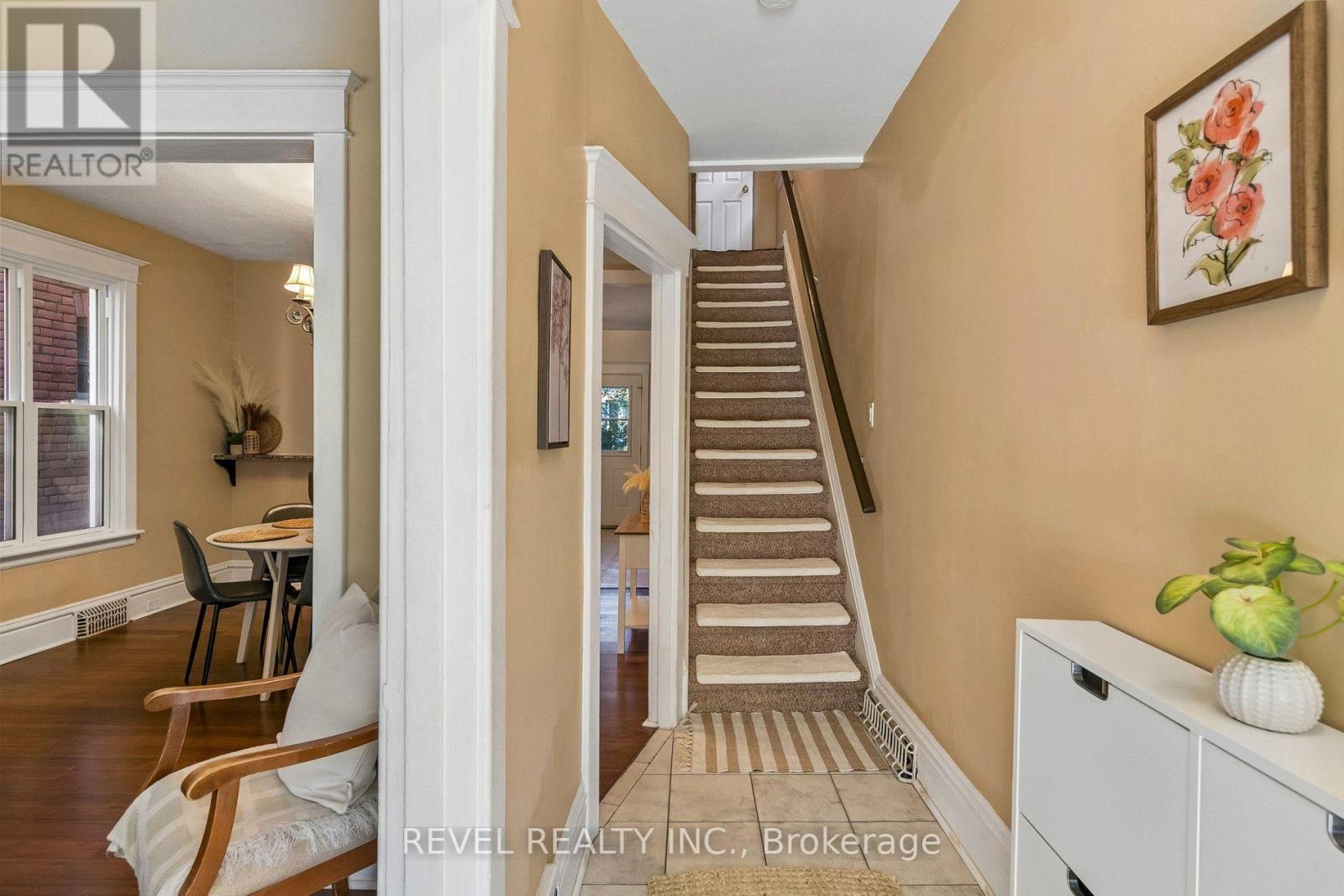 36 Holton Avenue N Property Photo 9