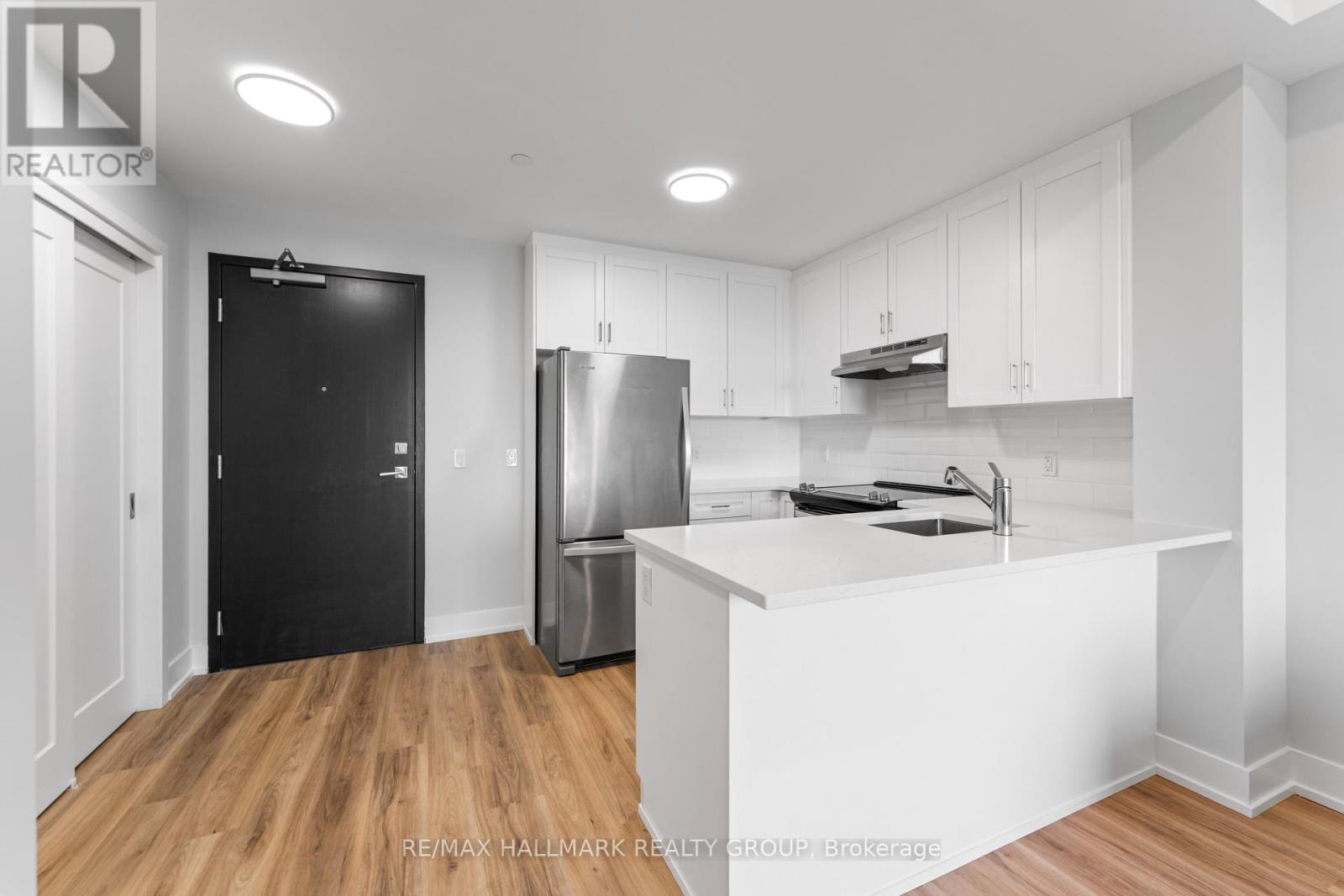 411 - 1350 Hemlock Road Property Photo 4