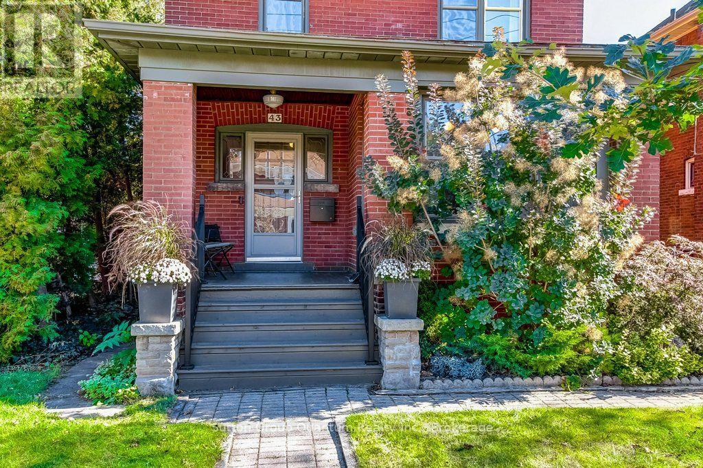 43 Rosslyn Avenue S Property Photo 3