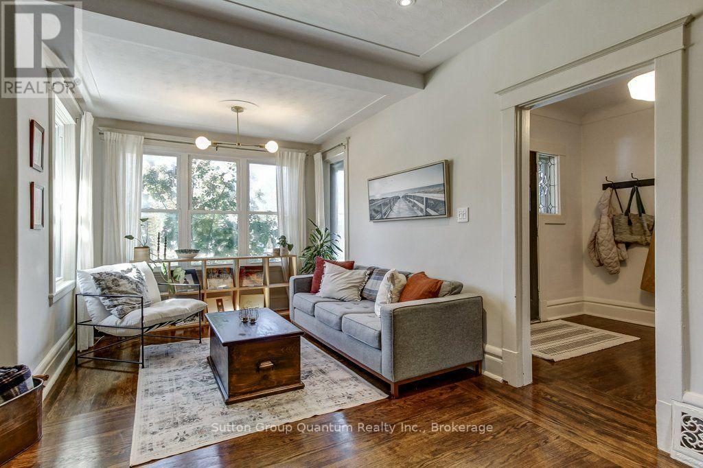 43 Rosslyn Avenue S Property Photo 9