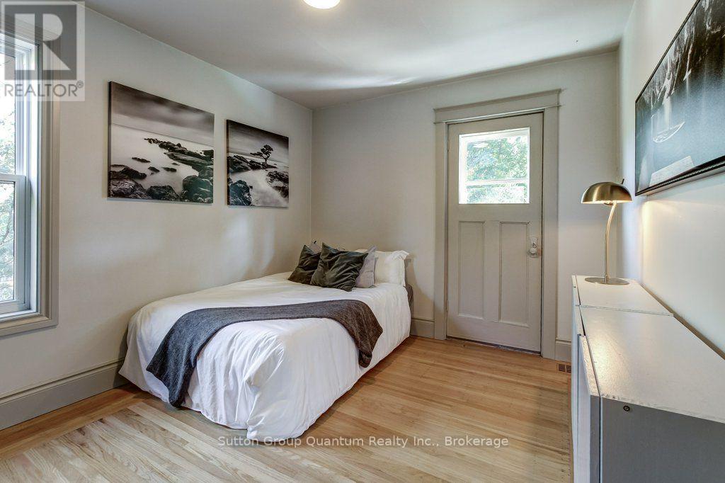 43 Rosslyn Avenue S Property Photo 23