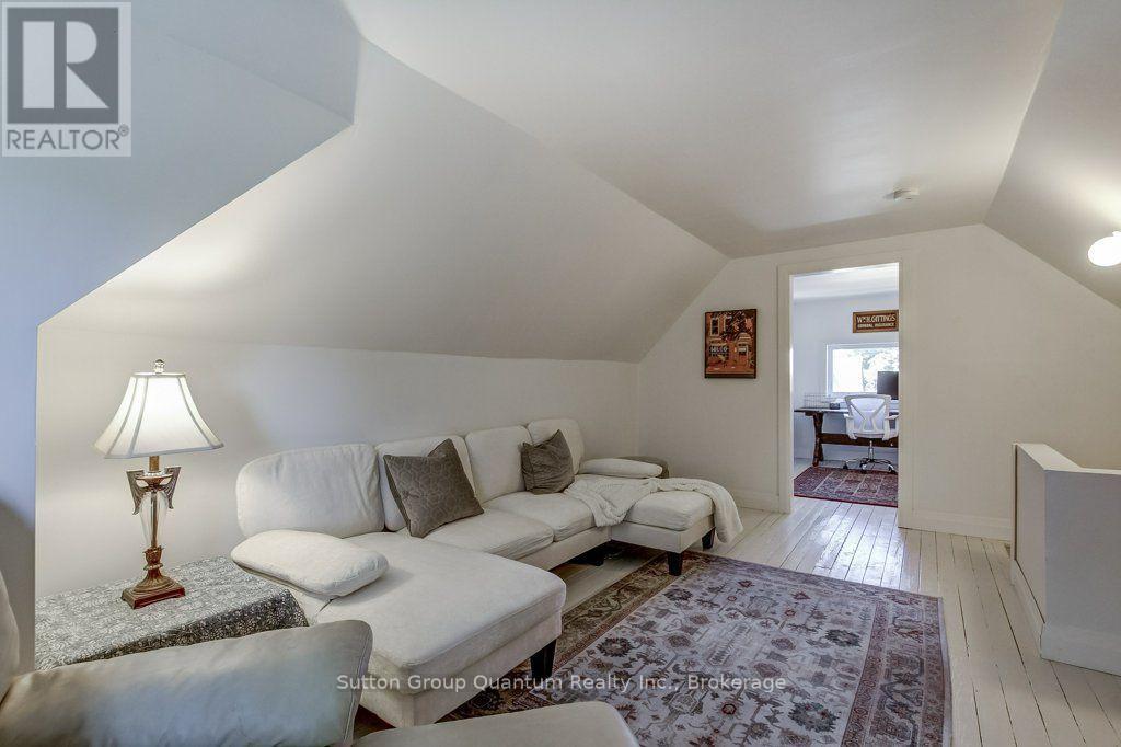 43 Rosslyn Avenue S Property Photo 35
