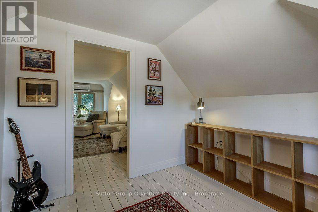43 Rosslyn Avenue S Property Photo 38