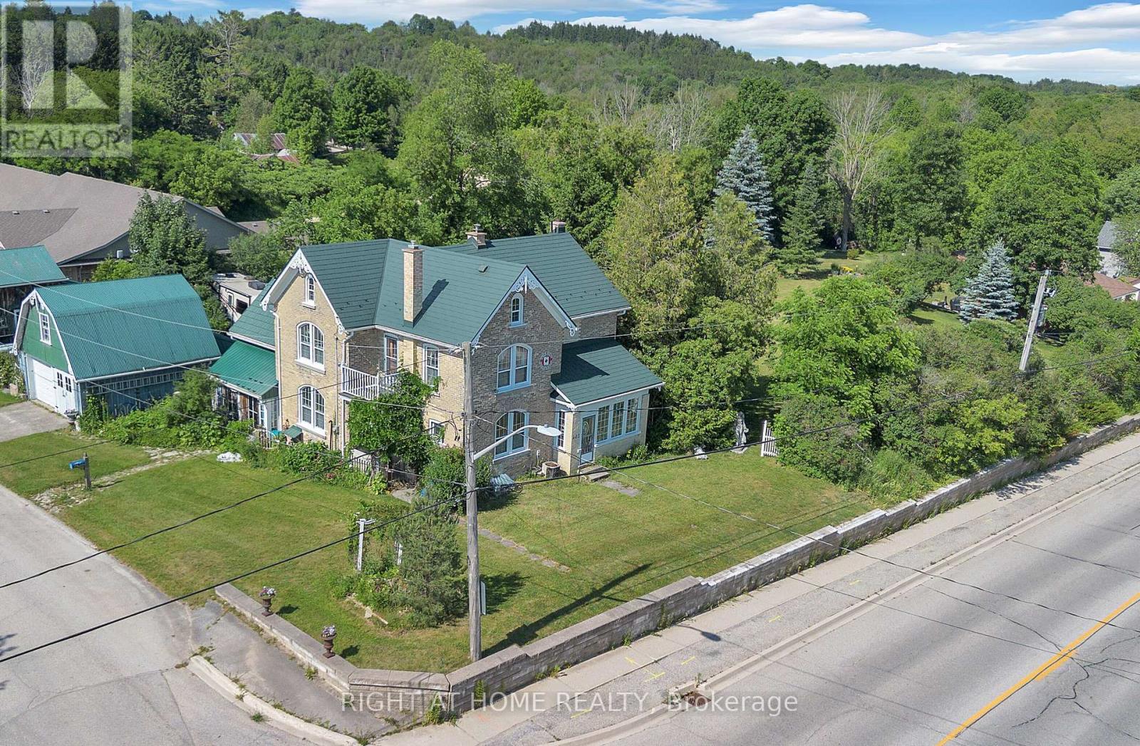 402 Lambton Street E Property Photo 1