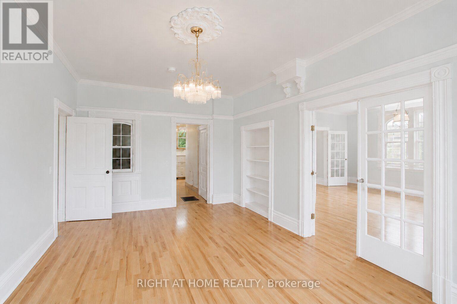 402 Lambton Street E Property Photo 11