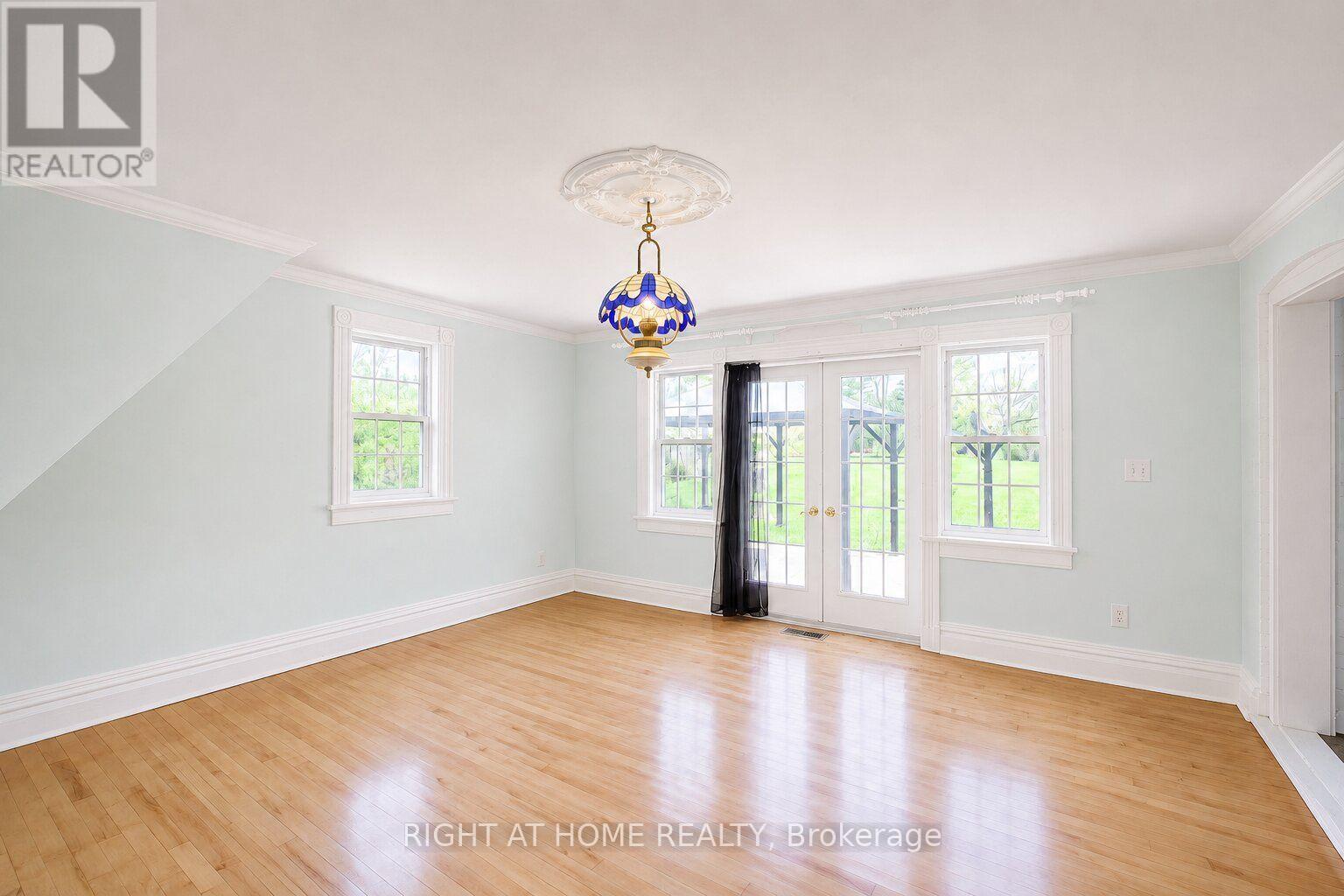 402 Lambton Street E Property Photo 14