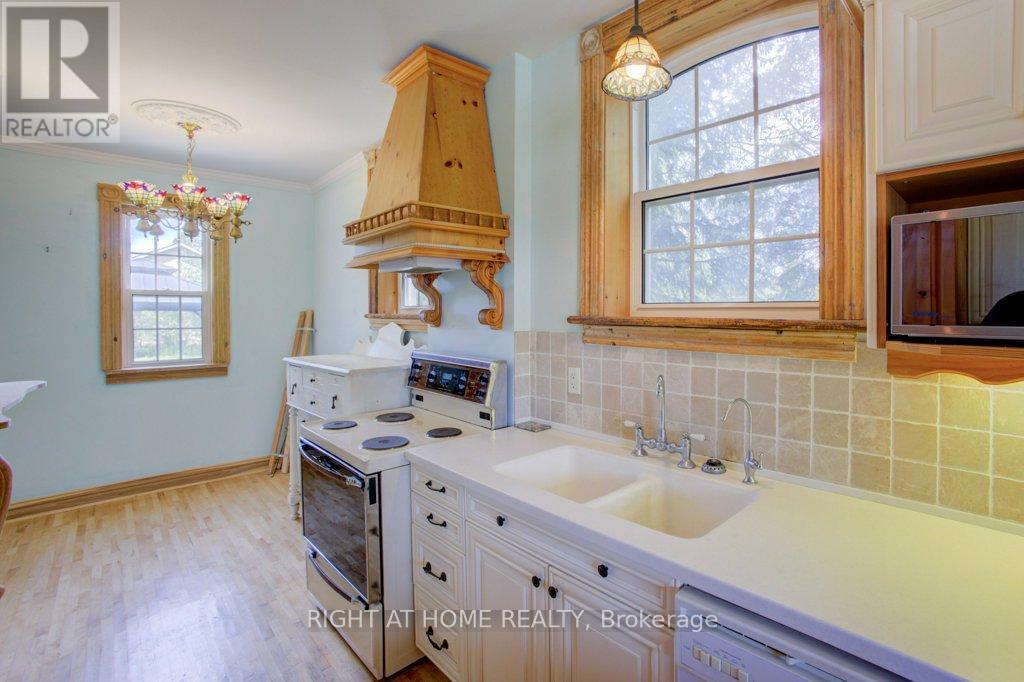 402 Lambton Street E Property Photo 17