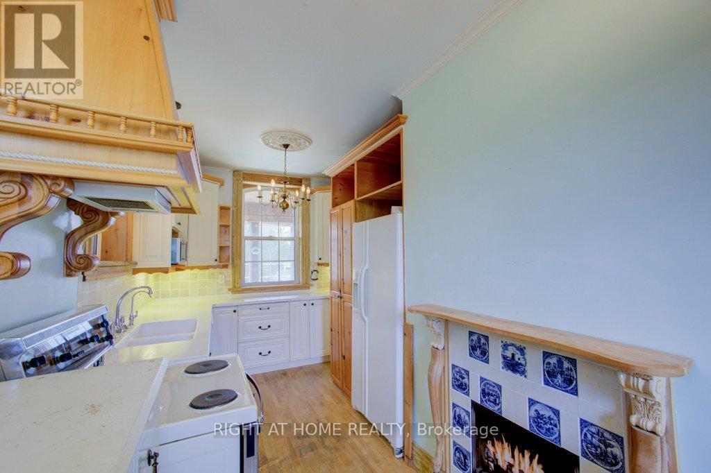 402 Lambton Street E Property Photo 18