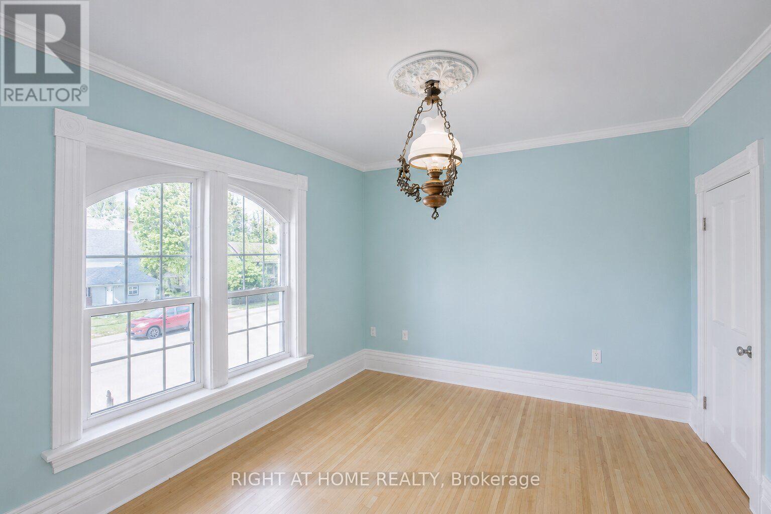 402 Lambton Street E Property Photo 24
