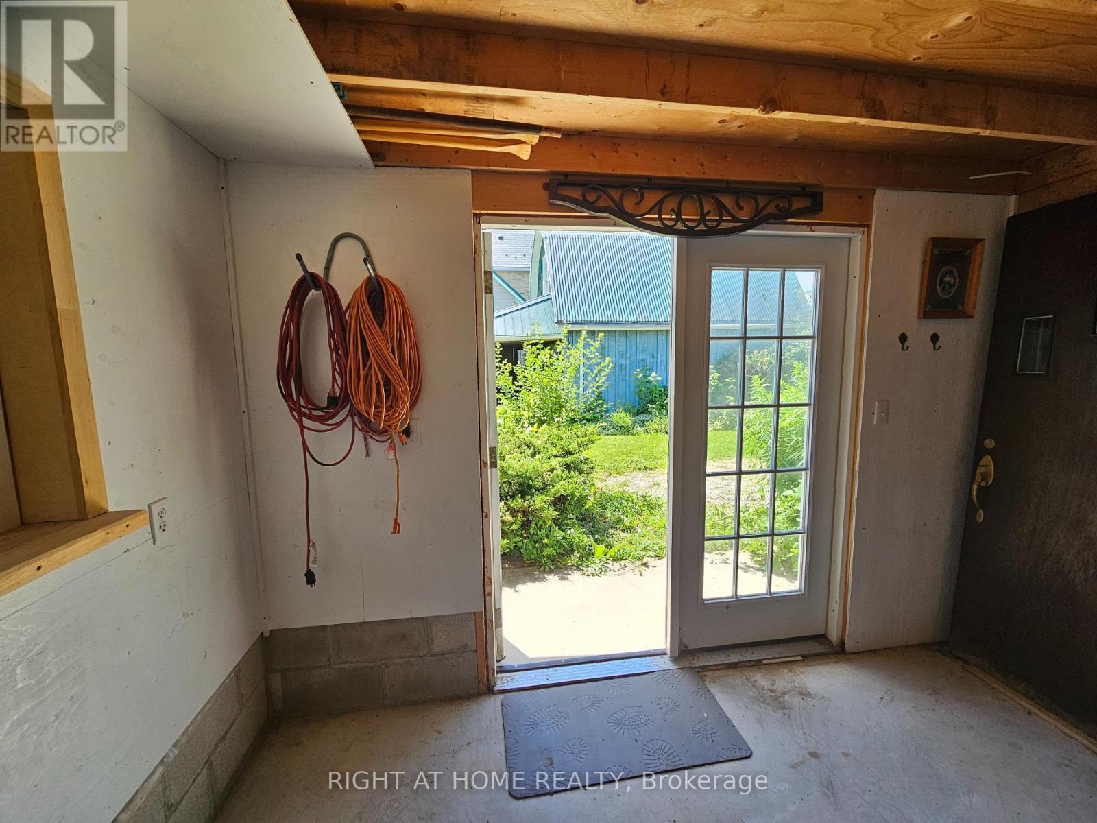 402 Lambton Street E Property Photo 33