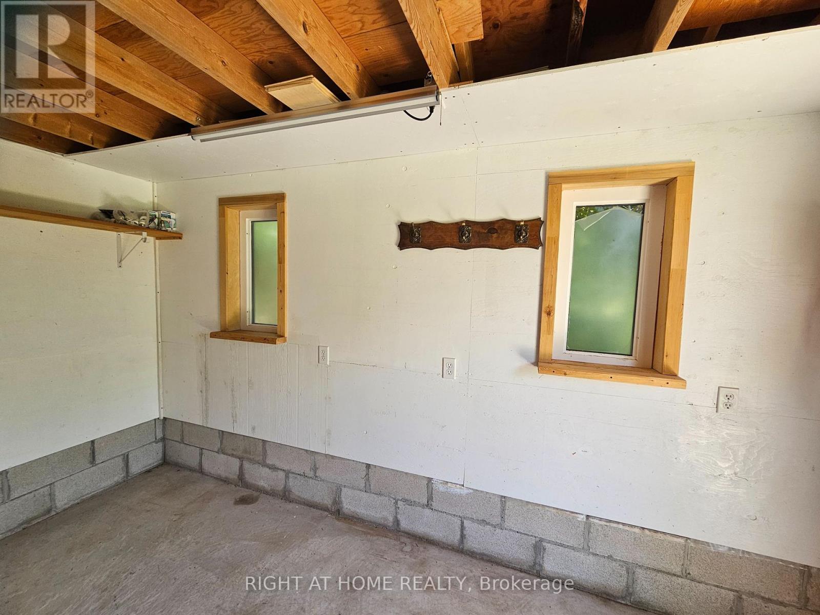 402 Lambton Street E Property Photo 34