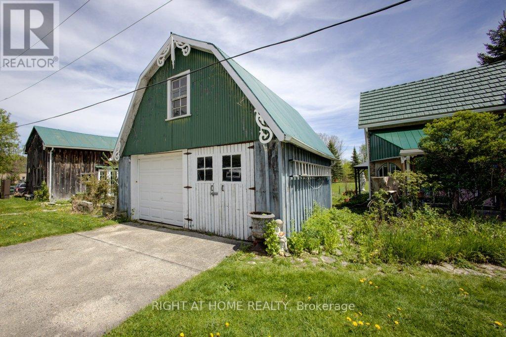 402 Lambton Street E Property Photo 35