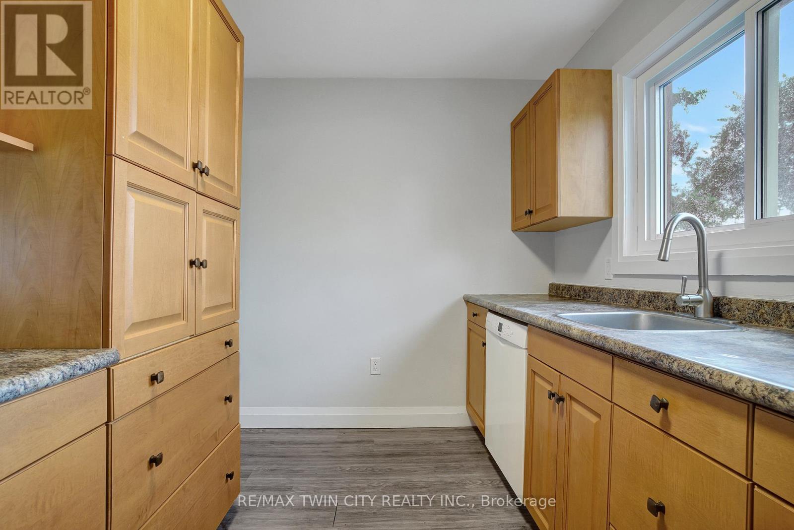 25 - 162 Jansen Avenue Property Photo 8