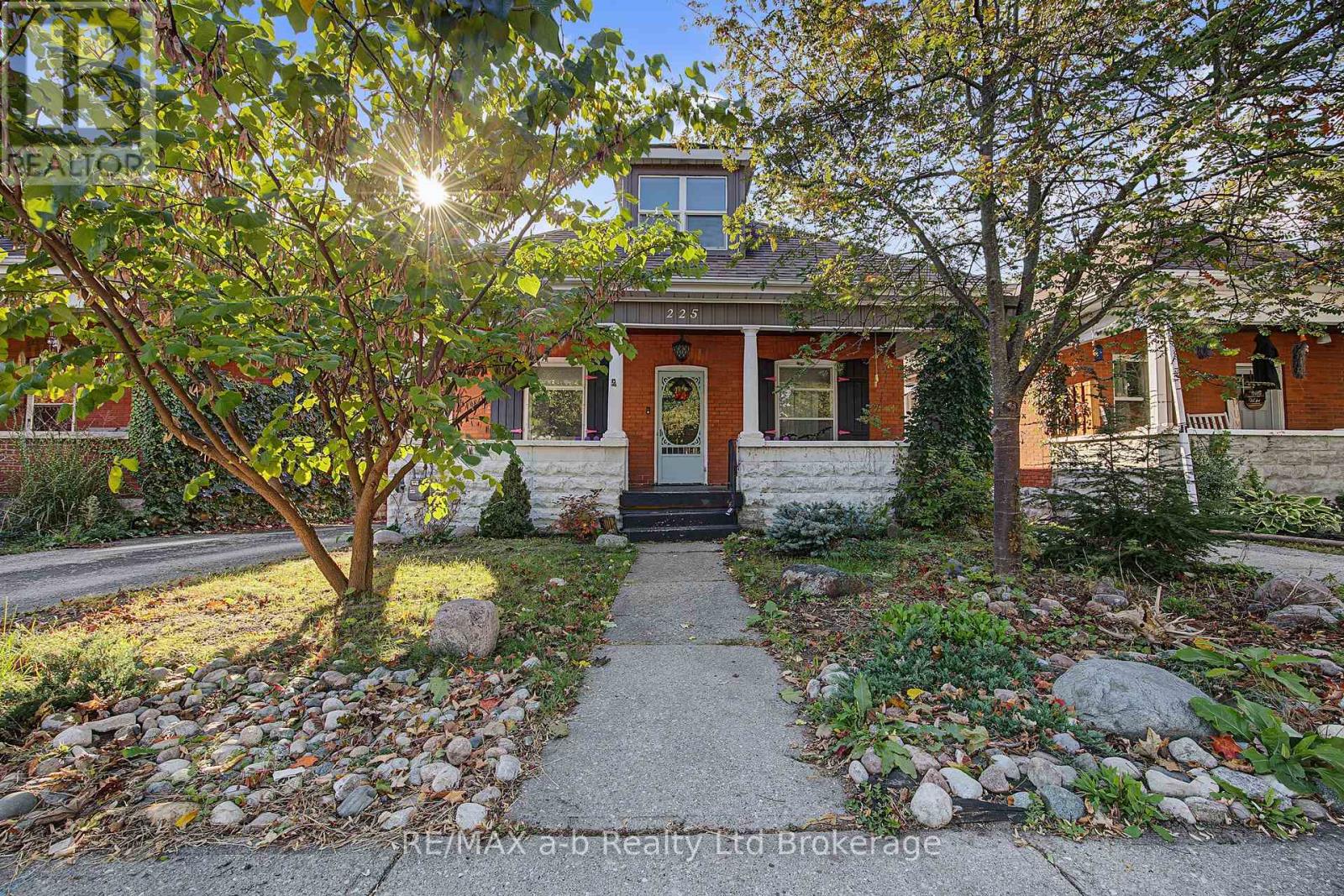 225 GRAHAM STREET Property Photo 1