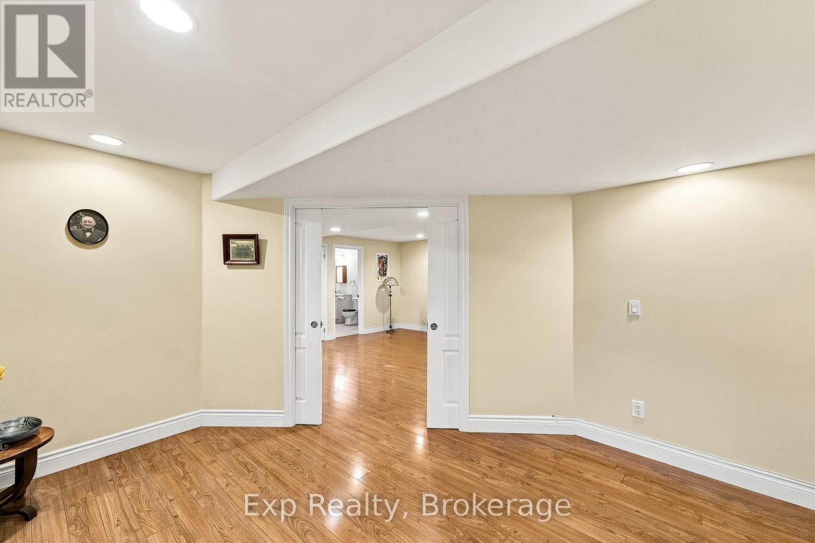 101 - 120 University Avenue E Property Photo 35