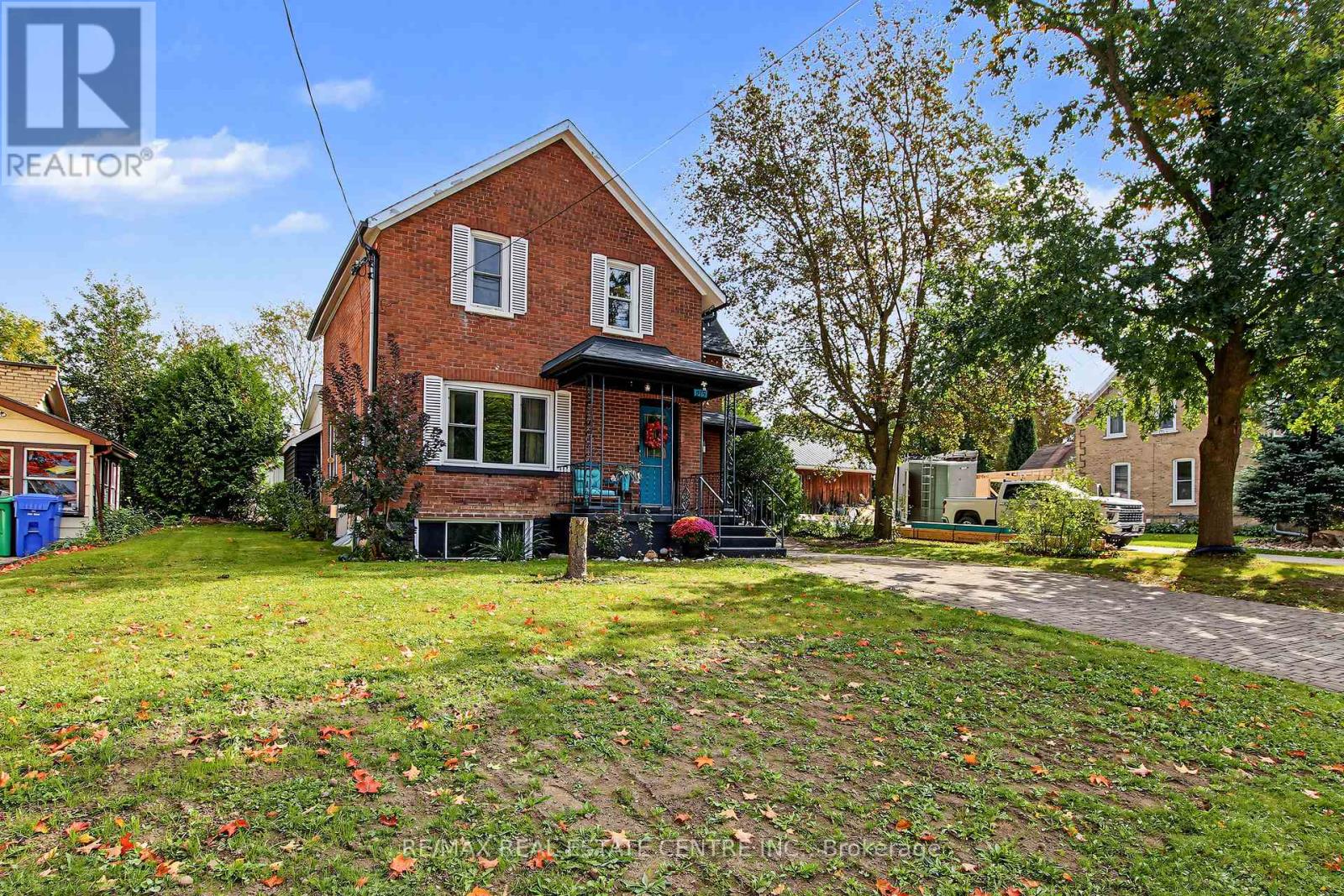215 Elgin Street S Property Photo 2