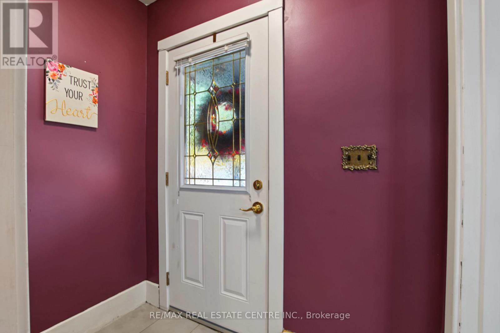 215 Elgin Street S Property Photo 6