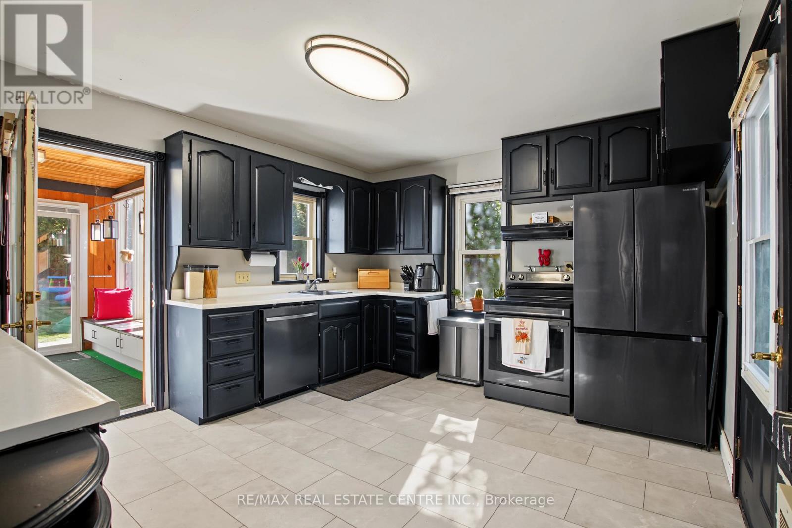 215 Elgin Street S Property Photo 11