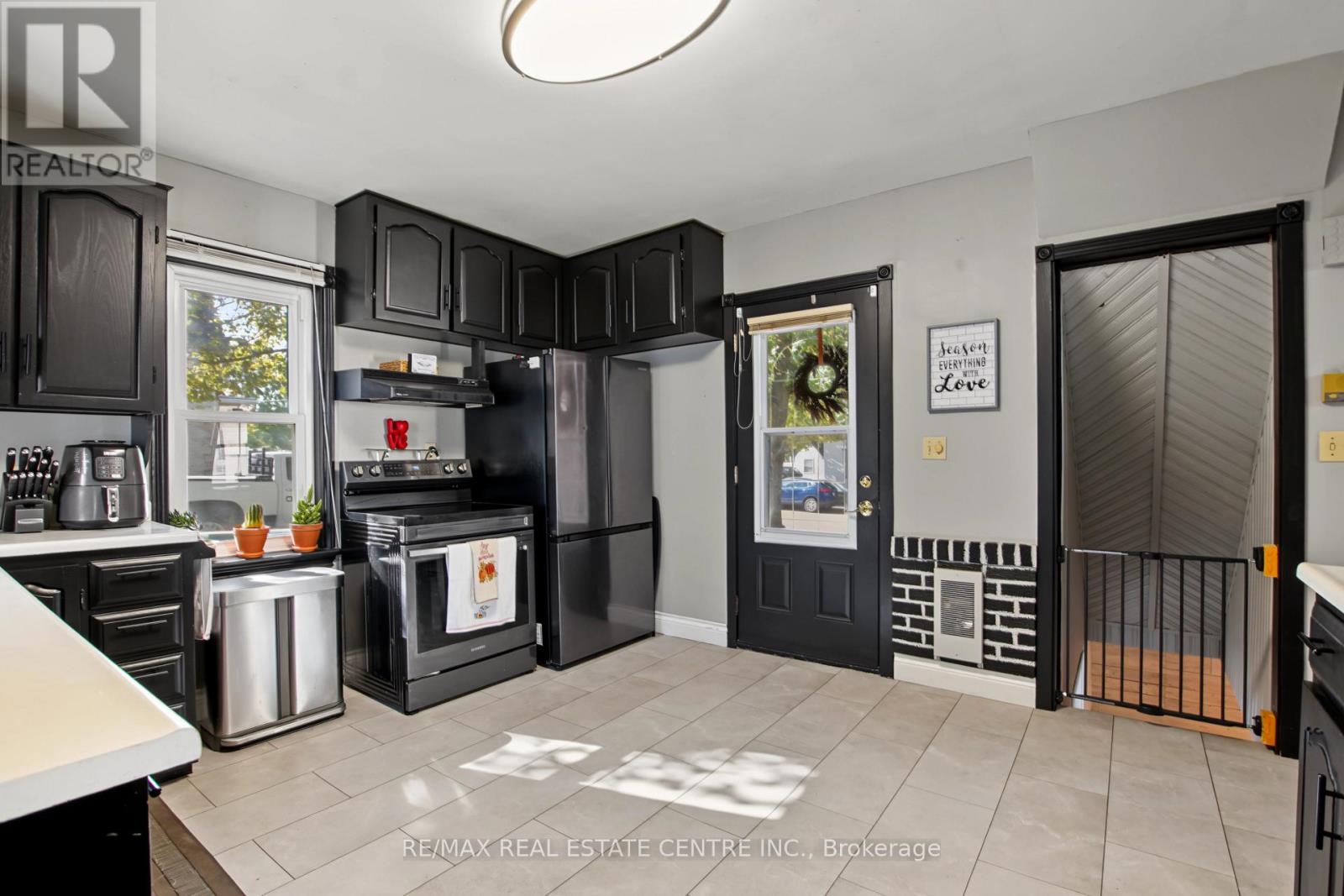 215 Elgin Street S Property Photo 14