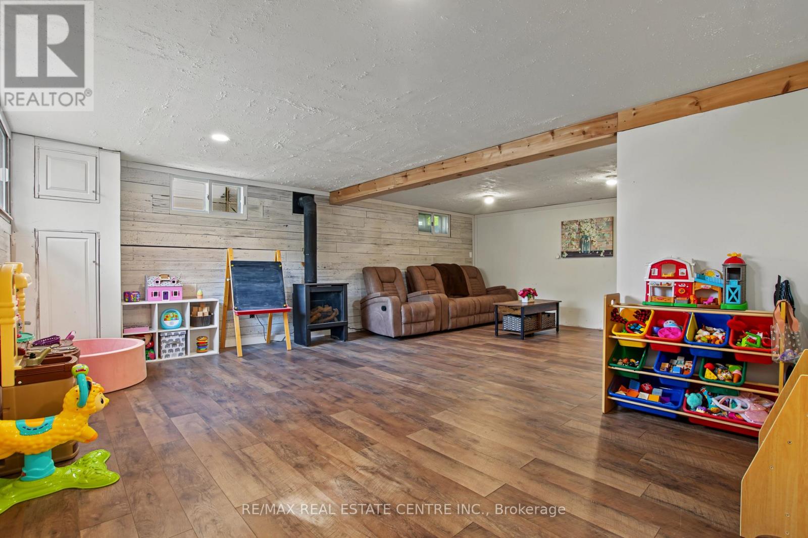 215 Elgin Street S Property Photo 27