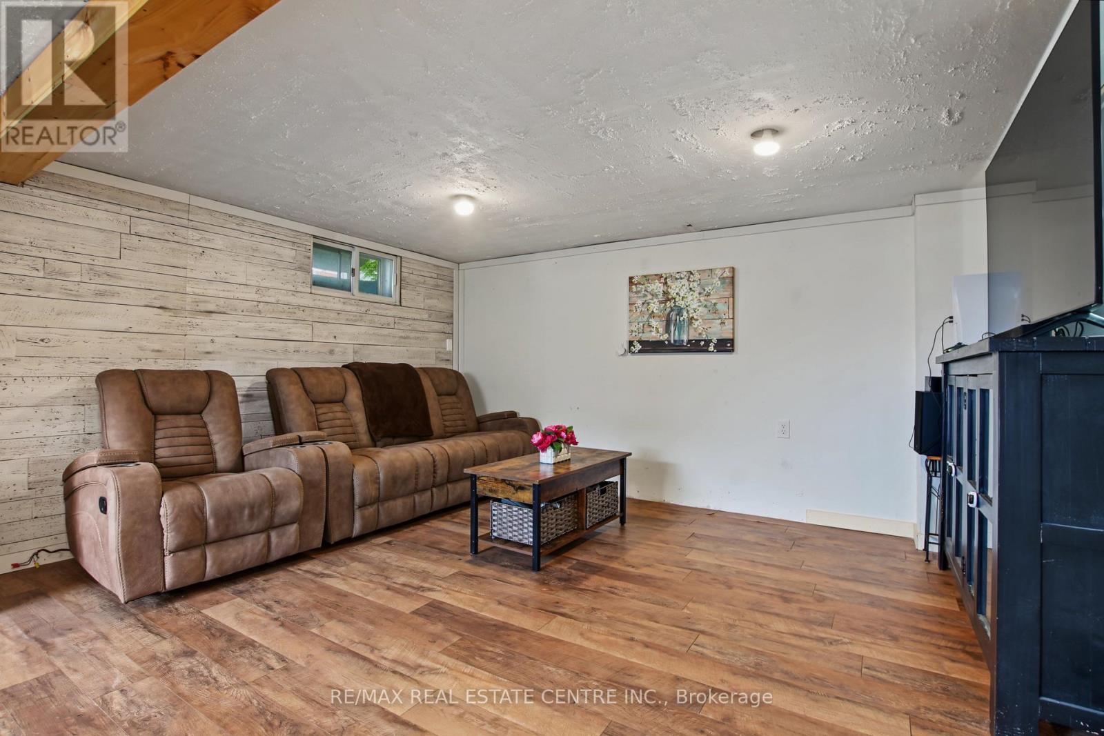 215 Elgin Street S Property Photo 29