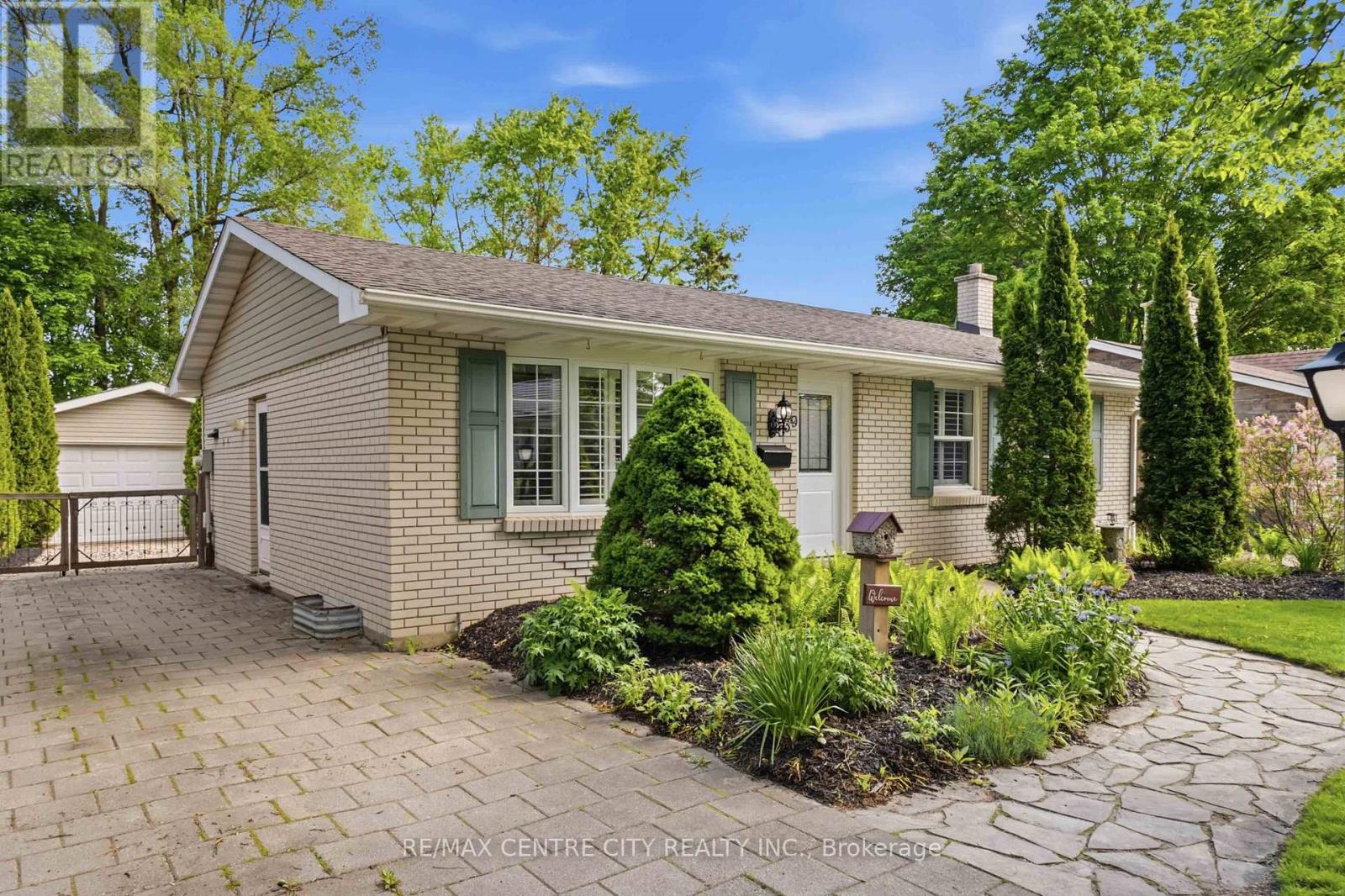 639 Dunboyne Crescent Property Photo 2