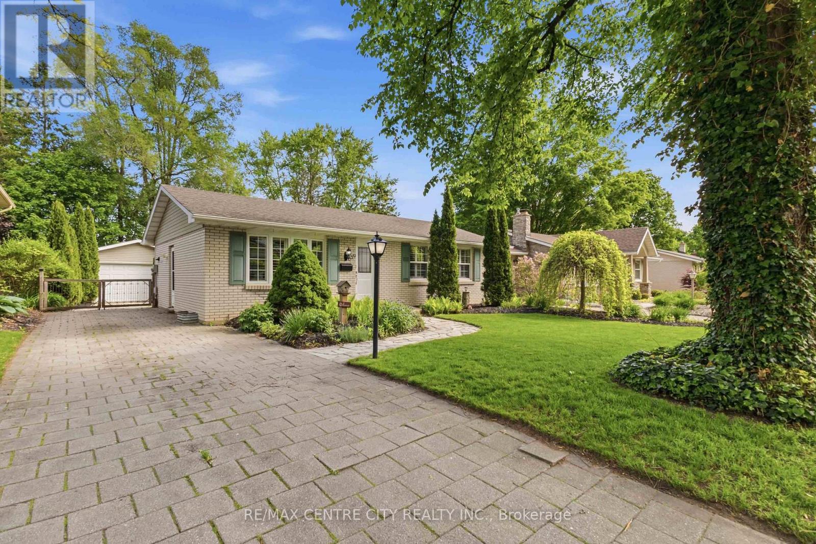 639 Dunboyne Crescent Property Photo 3