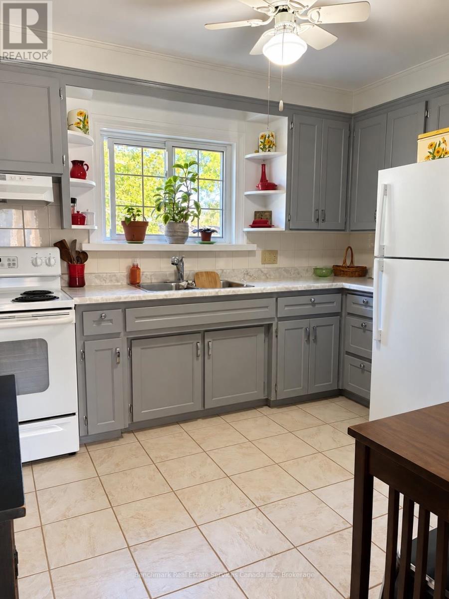 56 Sanders Street E Property Photo 3